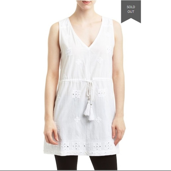 Romeo & Juliet Couture Tops - 🔴 5/$15 Romeo + Juliet Couture Woven White Tunic